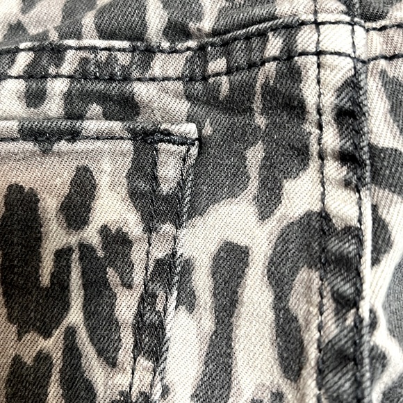 Leopard print jeans, size 27 - Picture 7 of 10